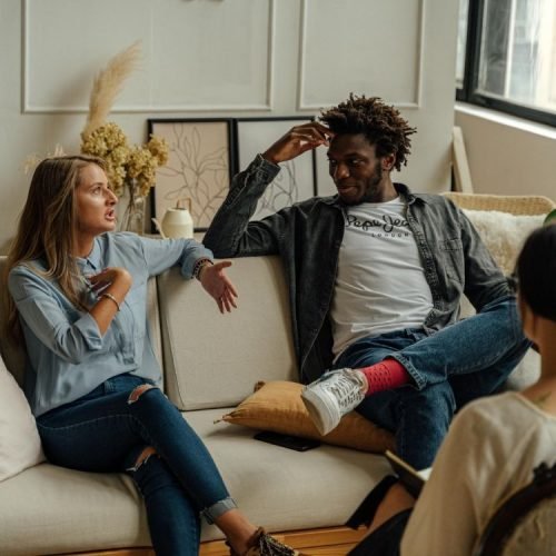 sessão de terapia de casal discutindo dificuldades no relacionamento