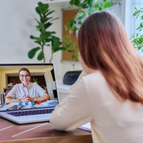 Terapeuta online realizando atendimento psicológico online para paciente de terapia individual online.